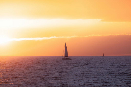 大海上美丽的日落和帆船