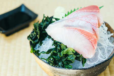 鲜肉卤肉生鱼片日本菜式