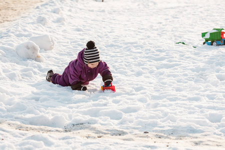 孩子玩雪上