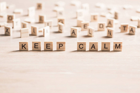 保持平静的短语收集木制元素与字母照片