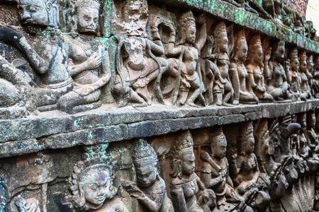 柬埔寨麻风树国王吴哥窟的露台，靠近暹粒大象寺庙附近的墙壁浮雕的细节。 古代阿普萨拉舞者的形象