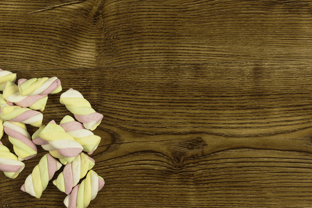 五颜六色的棉花糖在木背景与 copyspace。冬季食品与情人节的背景概念