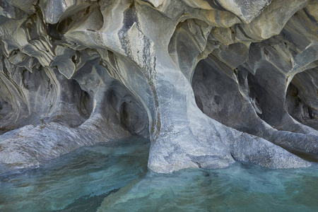 智利北部巴塔哥尼亚南部卡雷拉将军海岸水蚀形成的大理石洞穴。