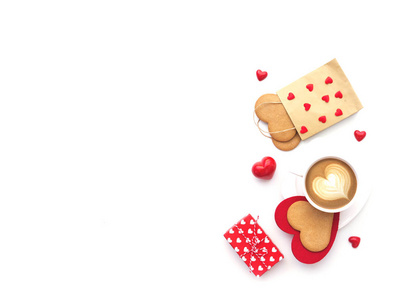 情人节心形饼干，咖啡和日历与红色的心。 上面的风景。 白色隔离的复制空间