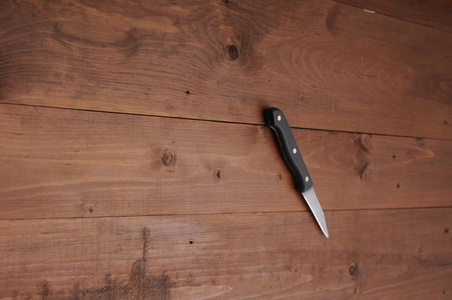 在一张木桌上一把刀