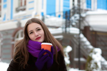 冬季肖像的可怕的女人穿着紫色针织围巾