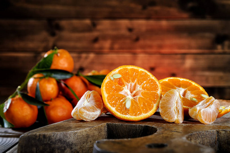 采摘桔子新鲜的 clementines 新采摘的切片和木楔照片