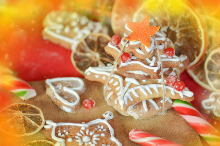 姜饼饼干, 干桔子, 香料和圣诞灯