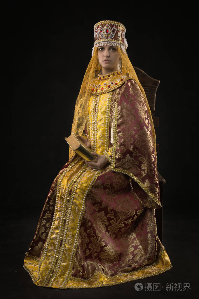 俄罗斯女王在历史礼服西装