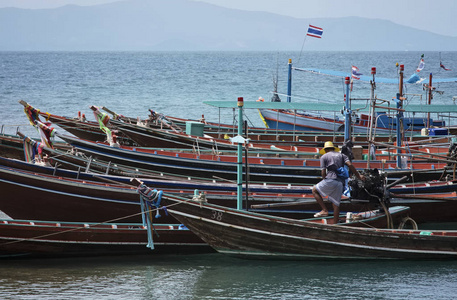 泰国，KohPhanganPhangan岛，岸上当地木制渔船