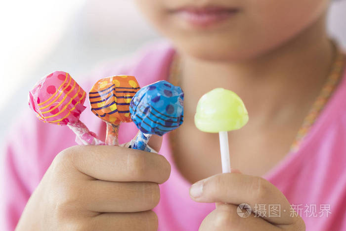 手拿着五颜六色的糖果糖果