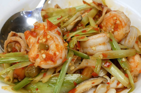 中餐厅餐桌上蔬菜辣虾的运动图片
