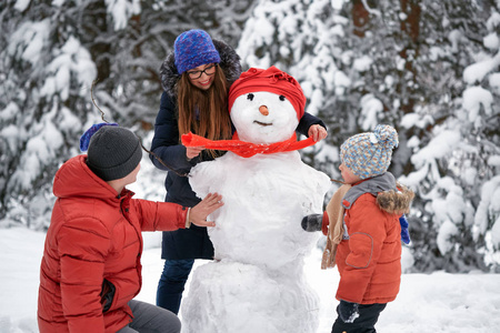 堆雪人的球图片