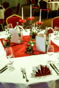 宴会用红色桌设置桌布白色盘子银色餐具眼镜和装饰品白色拷贝文本空间卡片