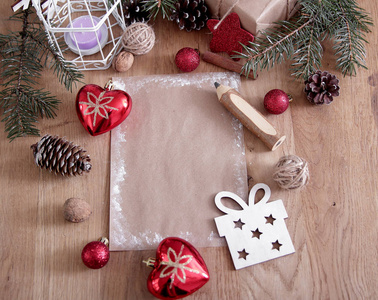 木制背景的圣诞空白卡片。复古风格