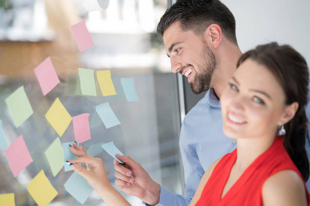 商务创业计划管理和人事概念快乐创意团队写在办公室玻璃板的贴纸上