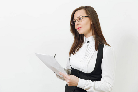 美丽的高加索年轻的棕色头发的商业妇女黑色西装, 白衬衫, 眼镜与工作纸文件在白色背景隔离。经理或工人。广告复制空间