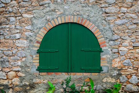 旧西班牙农村房子里的绿色木门