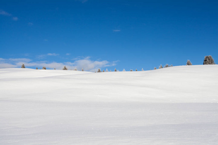 冬季背景雪和蓝天景观在南蒂罗尔伊塔