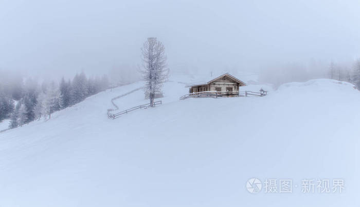 雪和雾山冬季景观