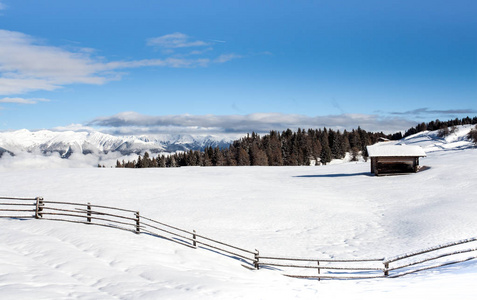 雪山和蓝天在南蒂罗尔冬季旅游土地