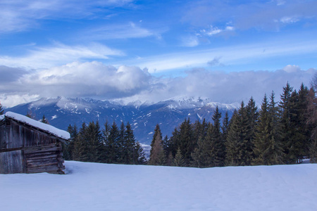 南蒂罗尔雪山景观与木木屋冬季柴维