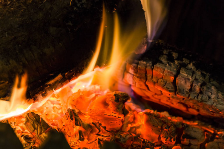 消防壁炉恩伯斯特写镜头。发光的余火在热红色
