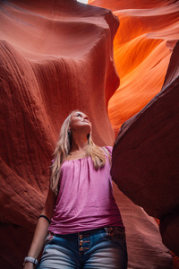 美丽的女孩探索下安蒂洛普峡谷在亚利桑那州美国。