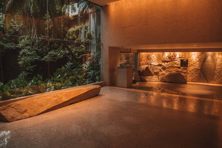 现代室内设计与岩石灯和极简主义。 新加坡大凯悦酒店。 2017年5月10日。