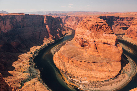 马蹄弯是一个著名的蜿蜒在科罗拉多河附近的佩奇镇。 亚利桑那州美国。