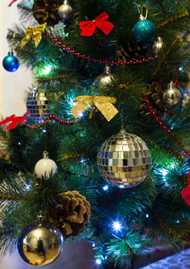 圣诞树有照明和五颜六色的装饰元素。 新年快乐。 节日的象征。