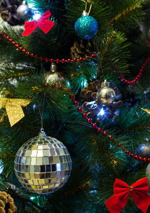 圣诞树有照明和五颜六色的装饰元素。 新年快乐。 节日的象征。