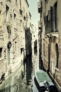 一条安静的运河，在意大利威尼斯没有任何人，有着复古的外观。