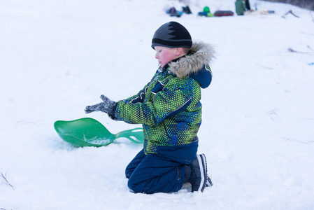 穿着冬衣的家伙在雪地上滑行