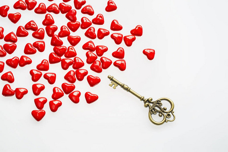 情人节爱的概念 许多红心只有一把钥匙。顶部视图, 关闭, 宏