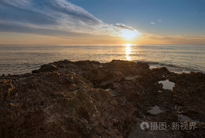 在一个多云的夕阳下平静的海面