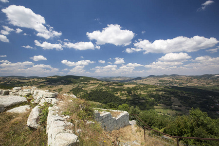 美丽的全景罗多普山卡扎利地区保加利亚在温暖的晴天。