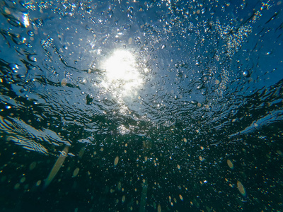 在透明的水中提取图片