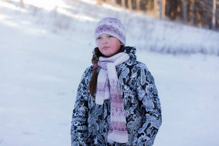 一个女孩的画像在一个诺的冬天森林的背景