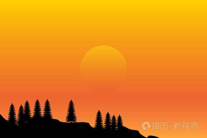 日落时太阳躲在海的地平线上旁边是山和松树