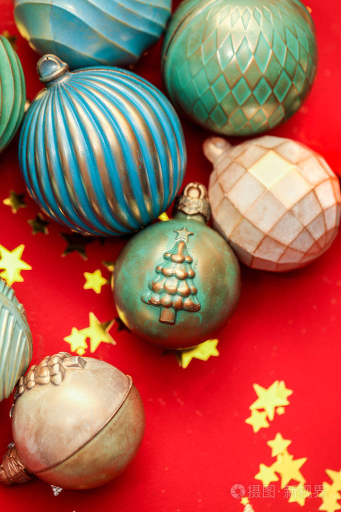 红色背景上的圣诞巧克力糖果球