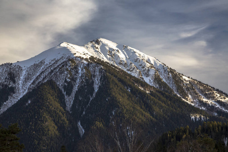 冬天在山上看到美丽的雪坡和风景如画的峡谷。 北高加索的野生性质