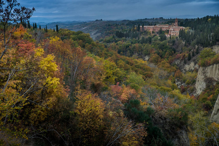 在锡耶纳省的秋季徒步旅行, 从 Buonconvento 到蒙特卡洛 Oliveto 马焦雷修道院