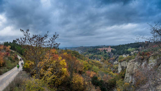 在锡耶纳省的秋季徒步旅行, 从 Buonconvento 到蒙特卡洛 Oliveto 马焦雷修道院