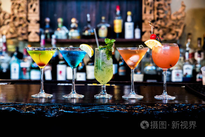 酒吧里的鸡尾酒饮料