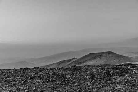 白色和黑色魔法早晨五颜六色的日出风景在内盖夫朱迪亚沙漠在以色列