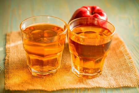 桌上的新鲜苹果汁或杯酒