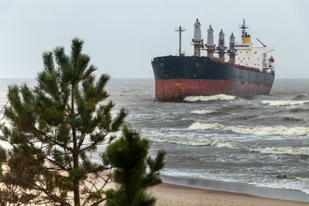 1.一艘货船已被暴风雨抛到波罗的海沿岸
