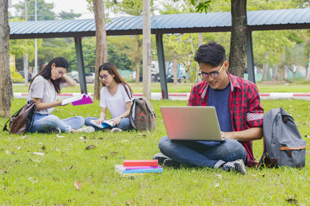 亚洲大学生群在户外玩得开心, 男人用