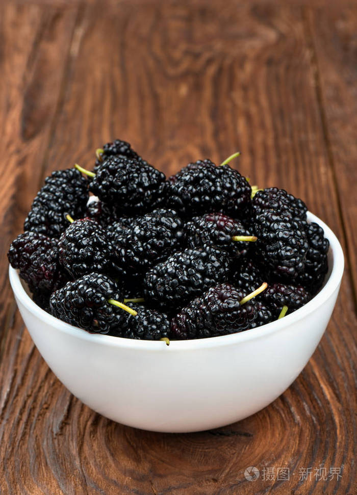 在碗里的黑桑葚